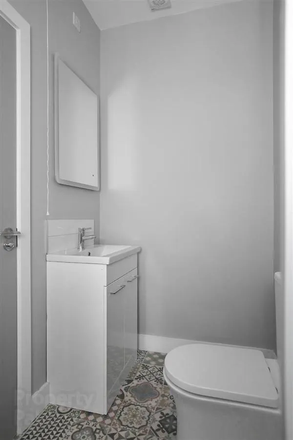 Central Belfast Modern Apartment Great Location Free Parking