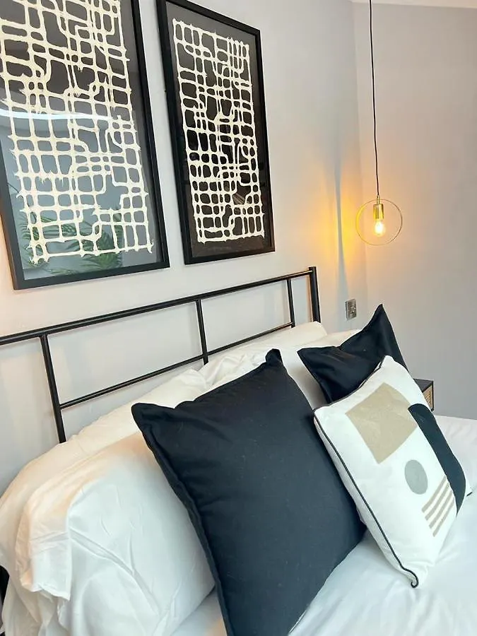 Central Belfast Modern Apartment Great Location Free Parking