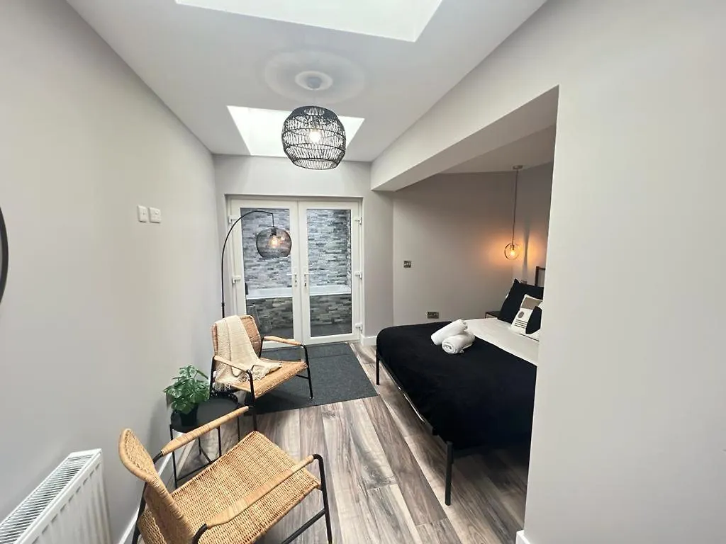 Central Belfast Modern Apartment Great Location Free Parking