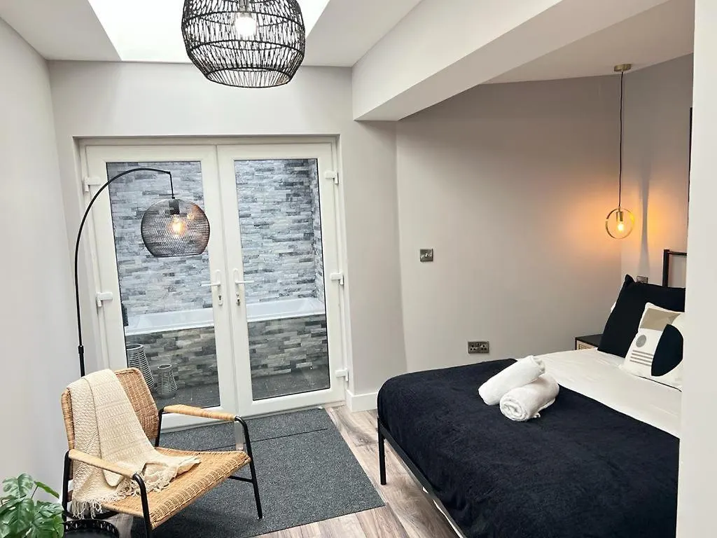Central Belfast Modern Apartment Great Location Free Parking