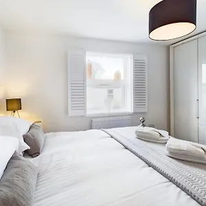 cgt-stays-the-snug-a-cosy-two-bed-retreat.cardiffhotelswales.com/
